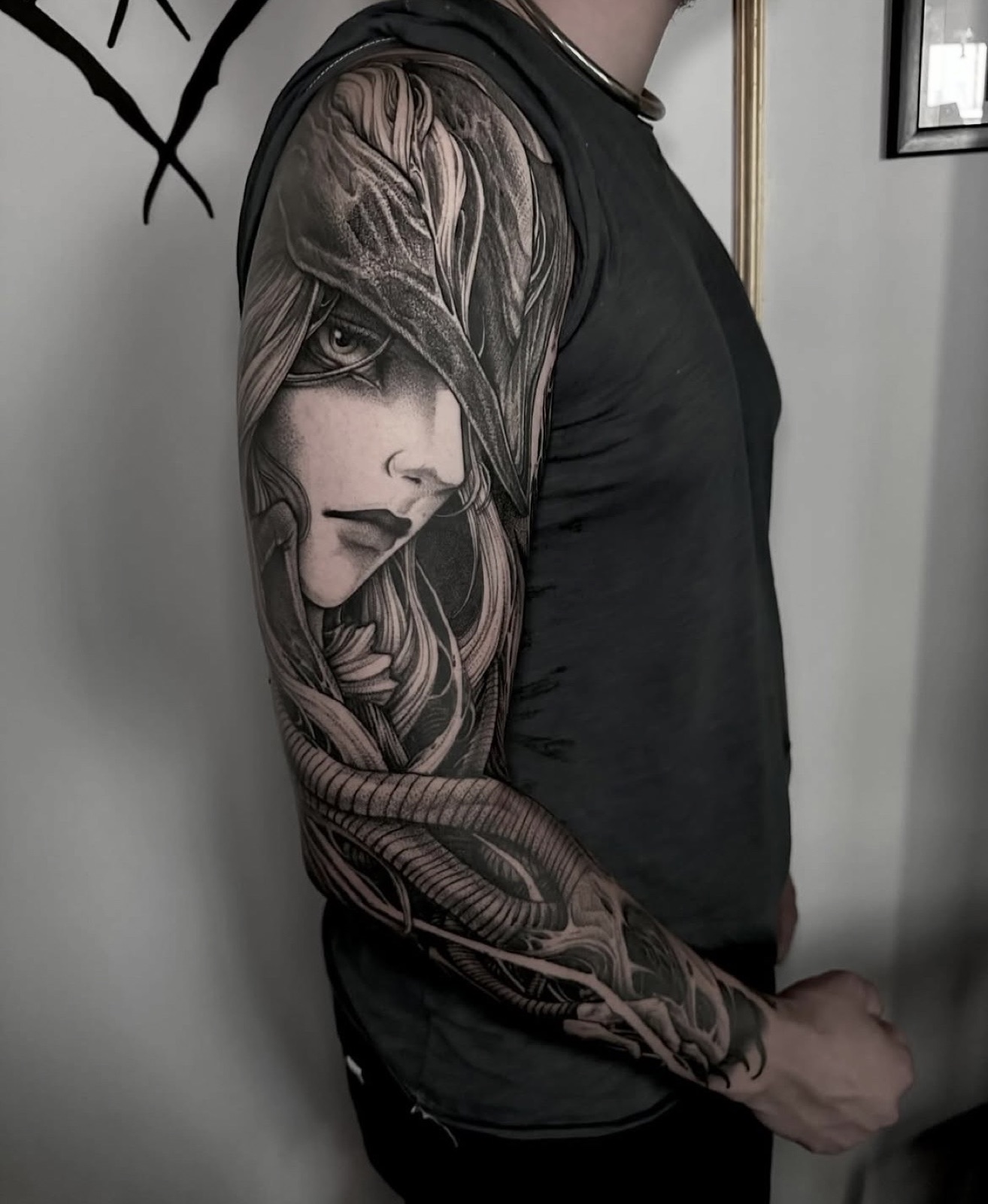 Dettaglio di un tatuaggio black and grey realizzato da The Arcade Tattoo Parlour