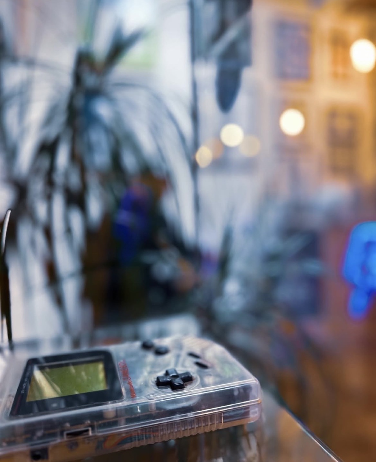 Console portatile trasparente nell’ambiente di The Arcade Tattoo Parlour