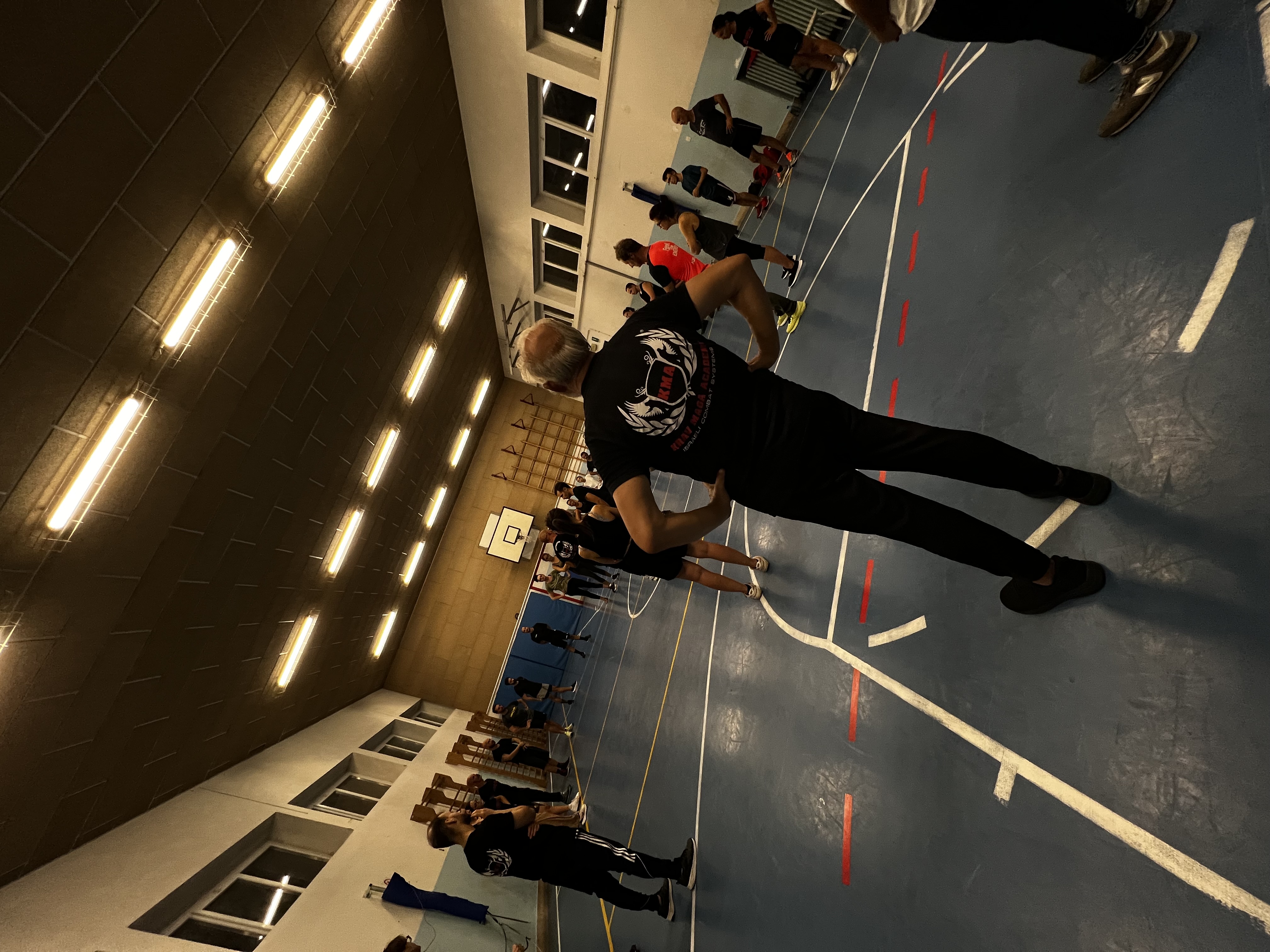 Allenamento di gruppo guidato da Fabrizio Quagliati, istruttore KMA