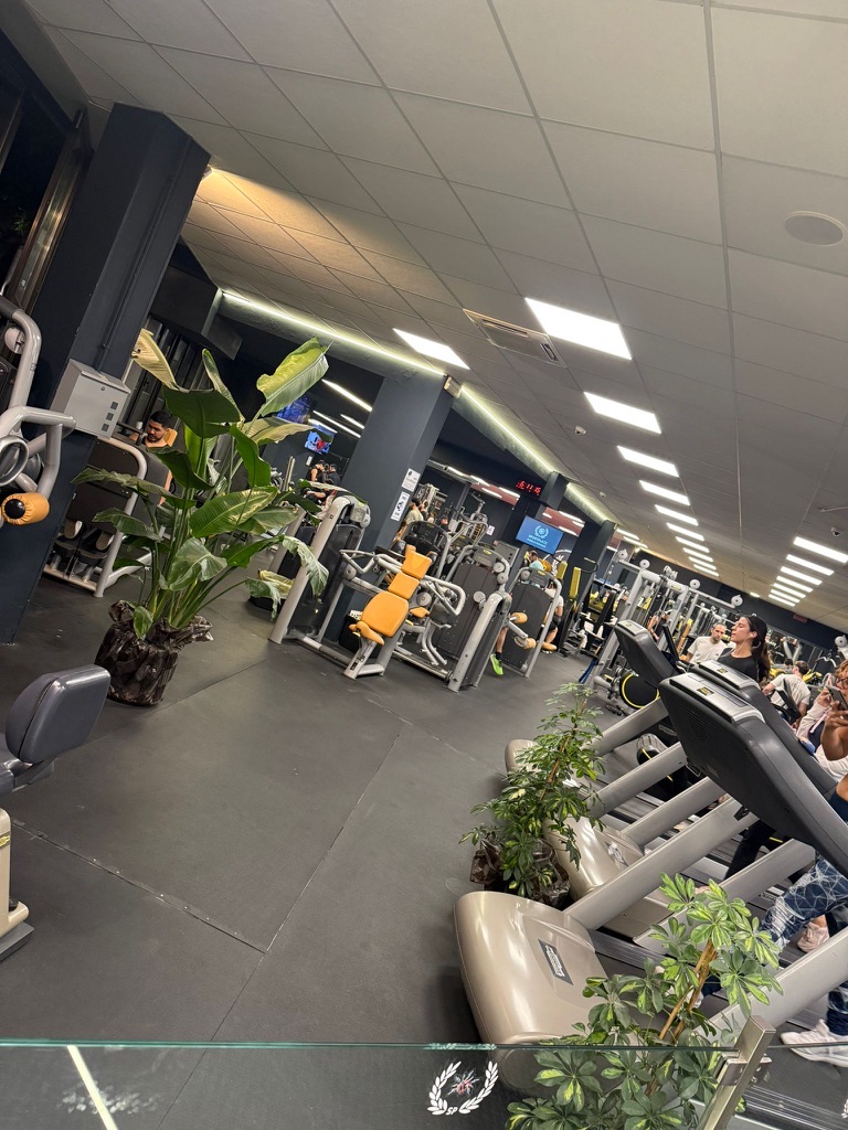 Panoramica degli spazi e delle attrezzature della palestra Sportplatz